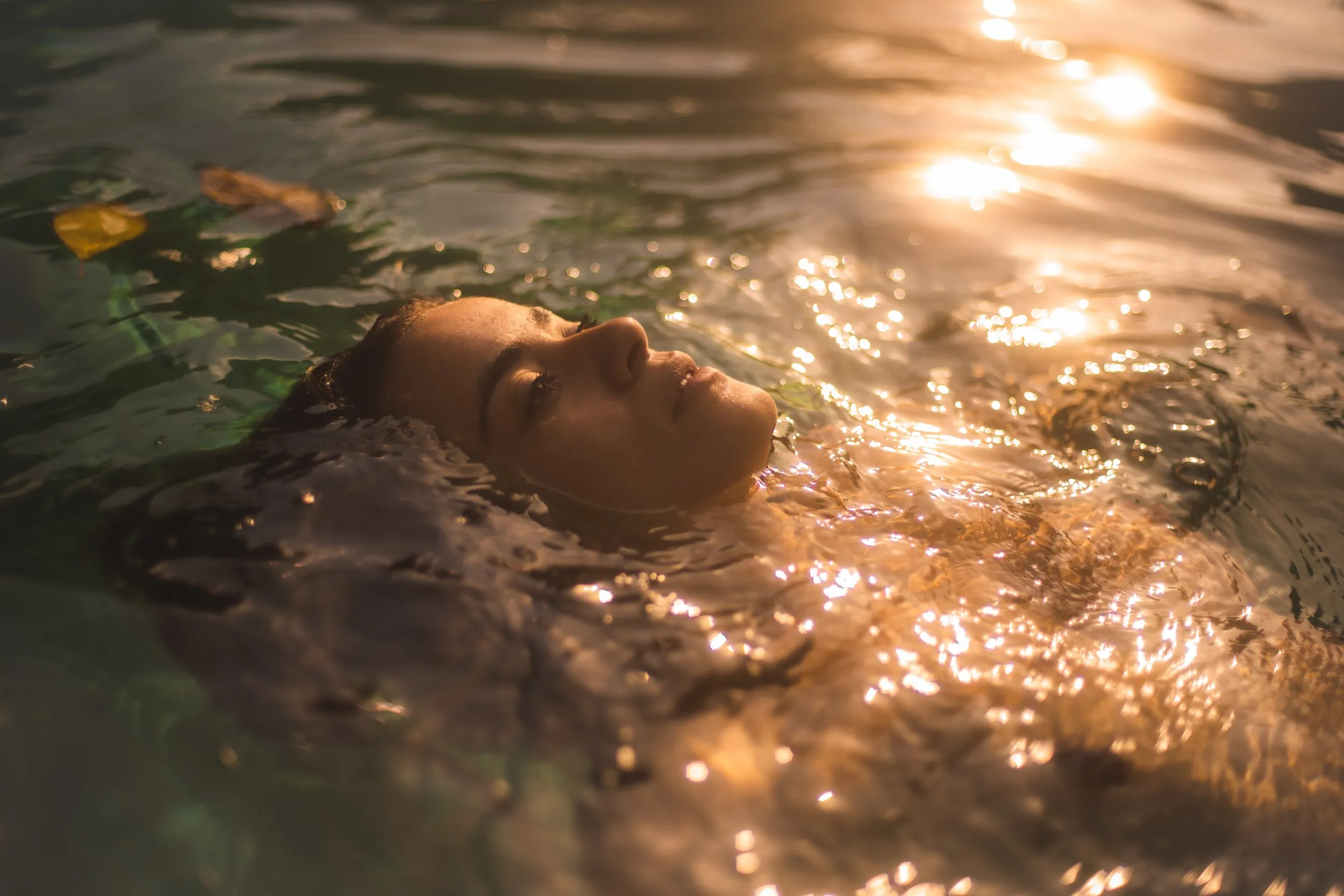 Paulina Gaitán al aire libre al atardecer